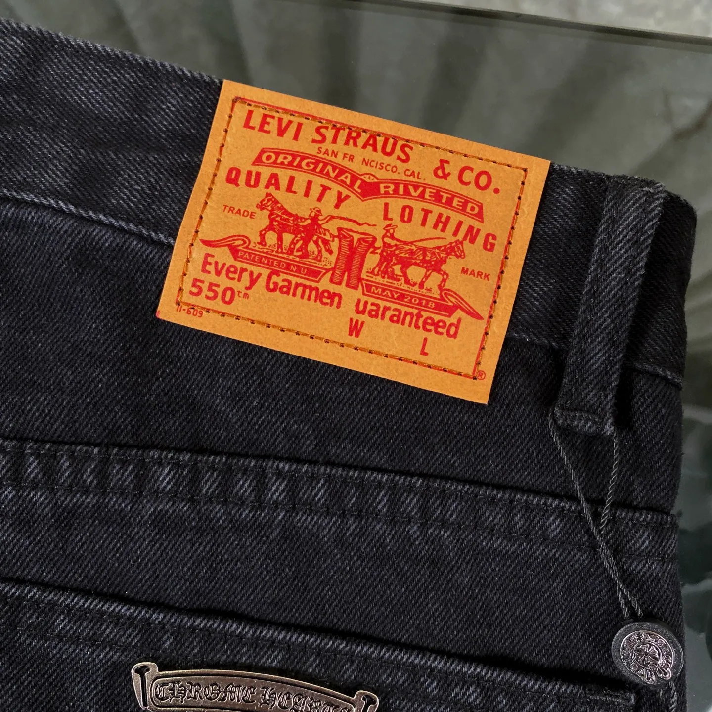 🅿️280 Chrome Heart Classic black with orange laser cross patchwork leather jeans. The pants are made of top-notch heavy-duty washing technology, and every detail shows ingenuity. The calfskin is laser-cut to make a delicate cross, which is both a tactile and visual enjoyment. Paired with aged silver hardware, it is retro, high-end and full of texture. The straight-cut upper body turns into "chopstick legs" in an instant, easily modifying the shape of the legs. It can be controlled by any body shape and has a full sense of luxury.  This is a carefully crafted high-end version, the quality far exceeds that of street currency, and the details can stand the scrutiny of a magnifying glass. Although the price is close to the people, the quality is completely in line with the big brands, and it is easy to follow the trend.  Classic black, low-key and versatile. Pair it with simple T-shirts and personalized shirts to easily create a fashionable look. Whether you are going out daily or attending events, you can be the center of attention.  Color: black Size: S M L XL 28 30 32 34